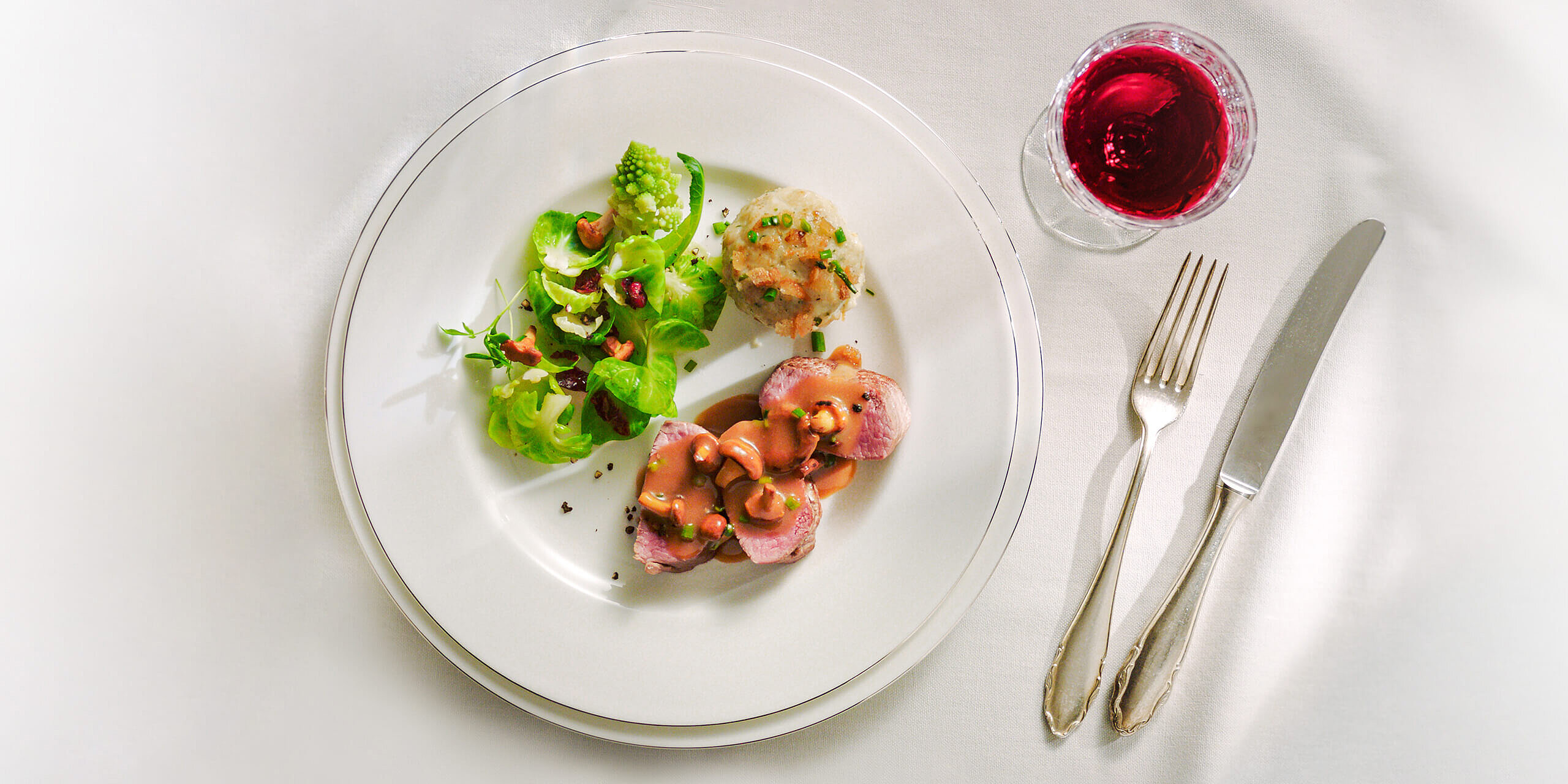 Rehrücken mit Pfifferlings-Jus, Rosenkohl, Semmelknödel: bewusst gesund ...