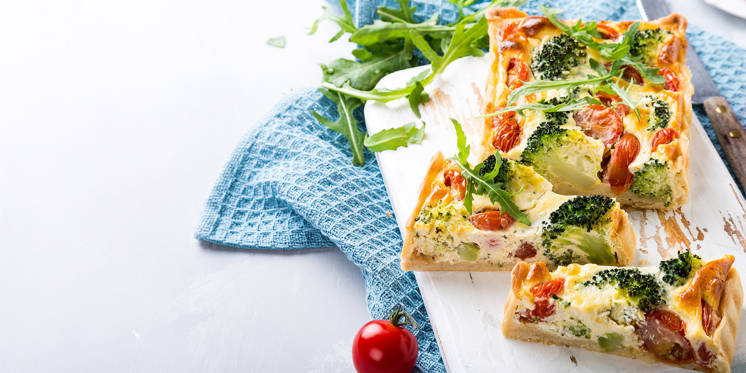 Ein Mediterraner Gemüsekuchen auf eijnem Holzbrettchen