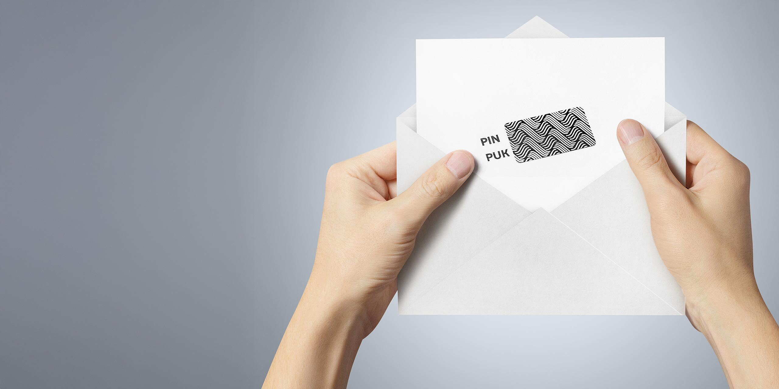 Ein Briefumschlag in dem ein Papier mit der Aufschrift PIN und PUK ist