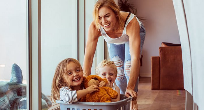 Mutter spielt mit ihren Kindern