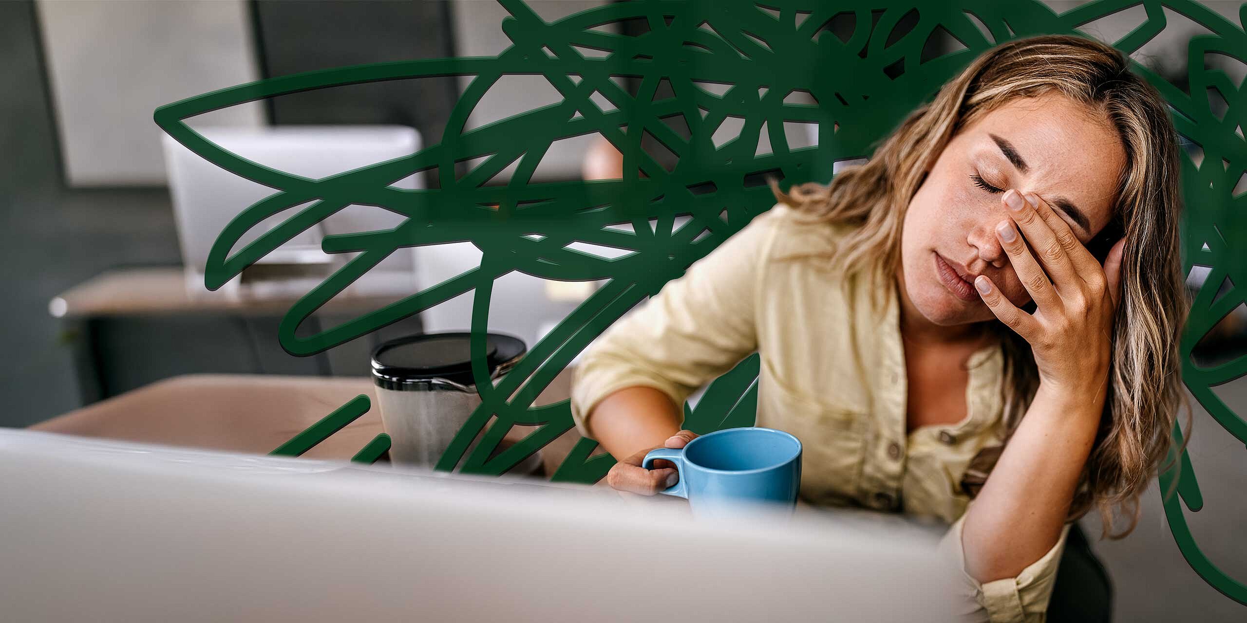 Frau mit Anzeichen von mentaler Erschöpfung vor dem Bildschirm, umgeben von symbolischen Stresslinien.