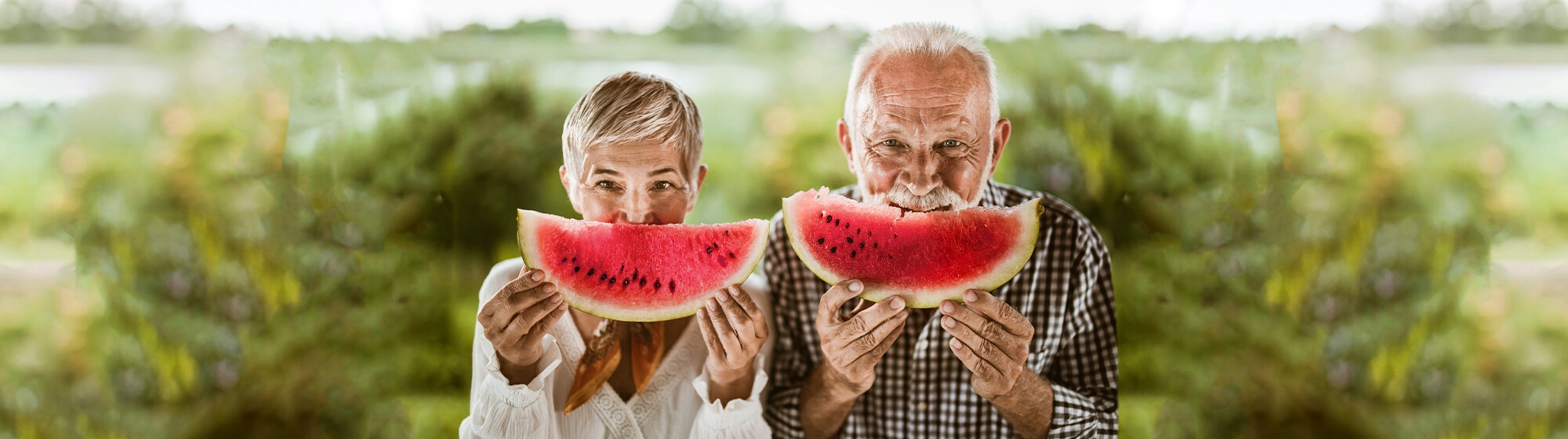 Foto von einem älterem Ehepaar beim Essen einer Wassermelone