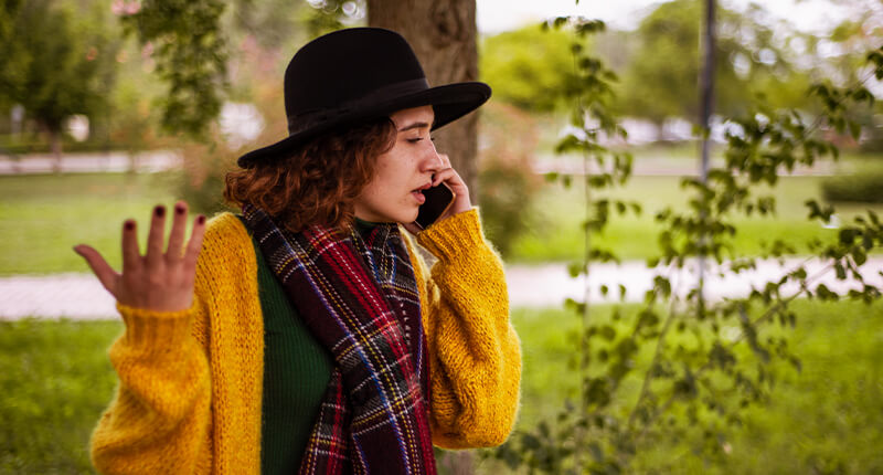 Frau streitet sich am Telefon