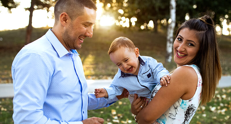 Frau und Mann mit Baby auf dem Arm