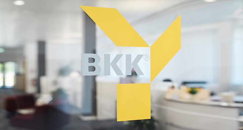 BKK Logo auf verschwommenen Hintergrund