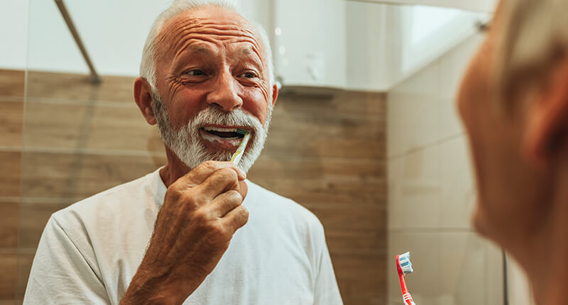 Senior putzt seine Zähne