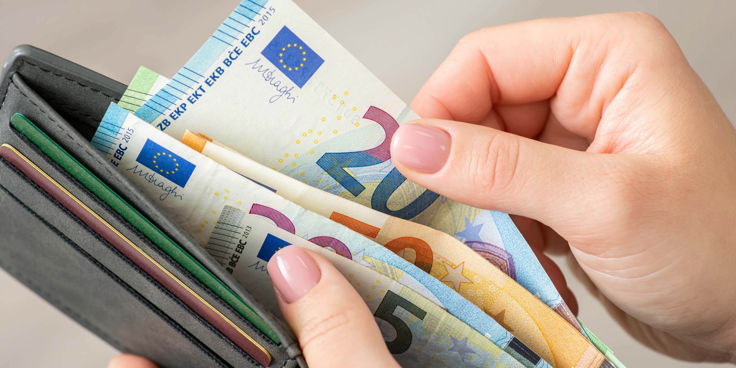 Ein Geldbeutel mit diversen Euroscheinen darin