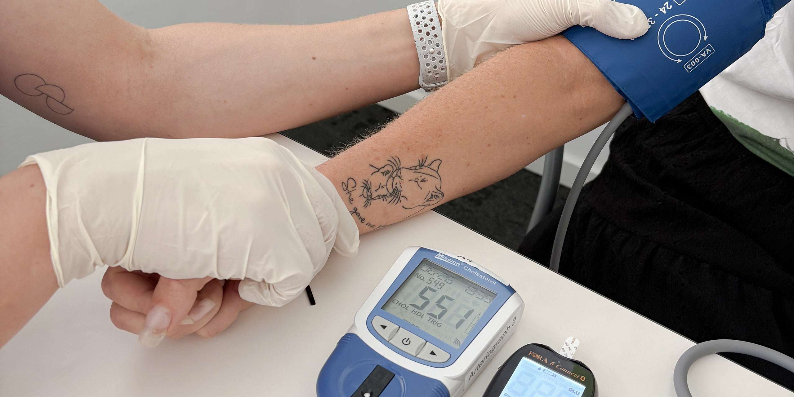 Blutdruckmessung am Arm mit Geräten