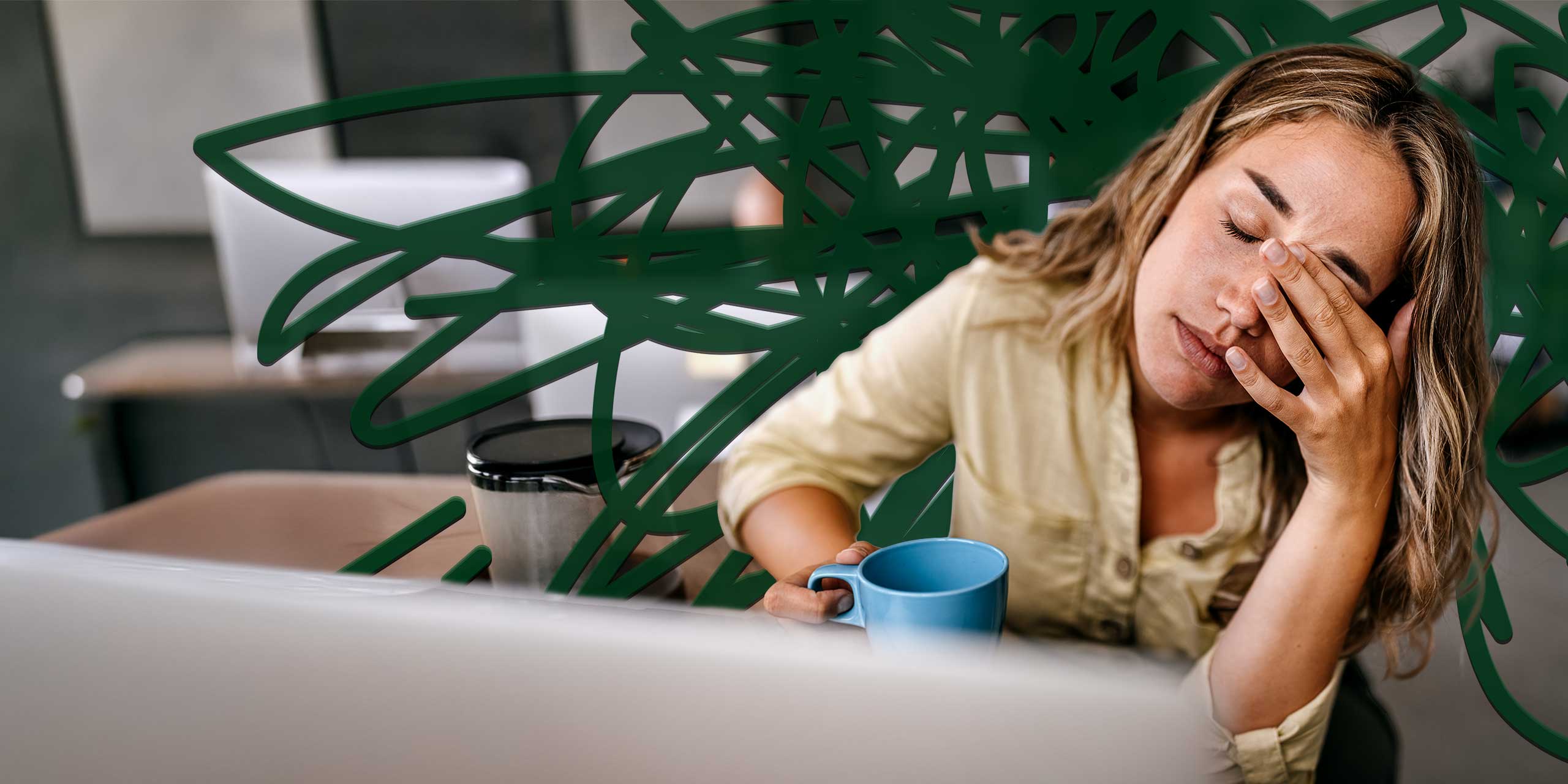 Frau mit Anzeichen von mentaler Erschöpfung vor dem Bildschirm, umgeben von symbolischen Stresslinien.